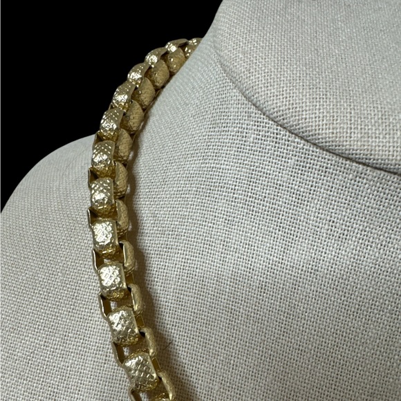 16” Sarah Coventry Goldtone Necklace/Choker. (B-T) - Picture 3 of 5